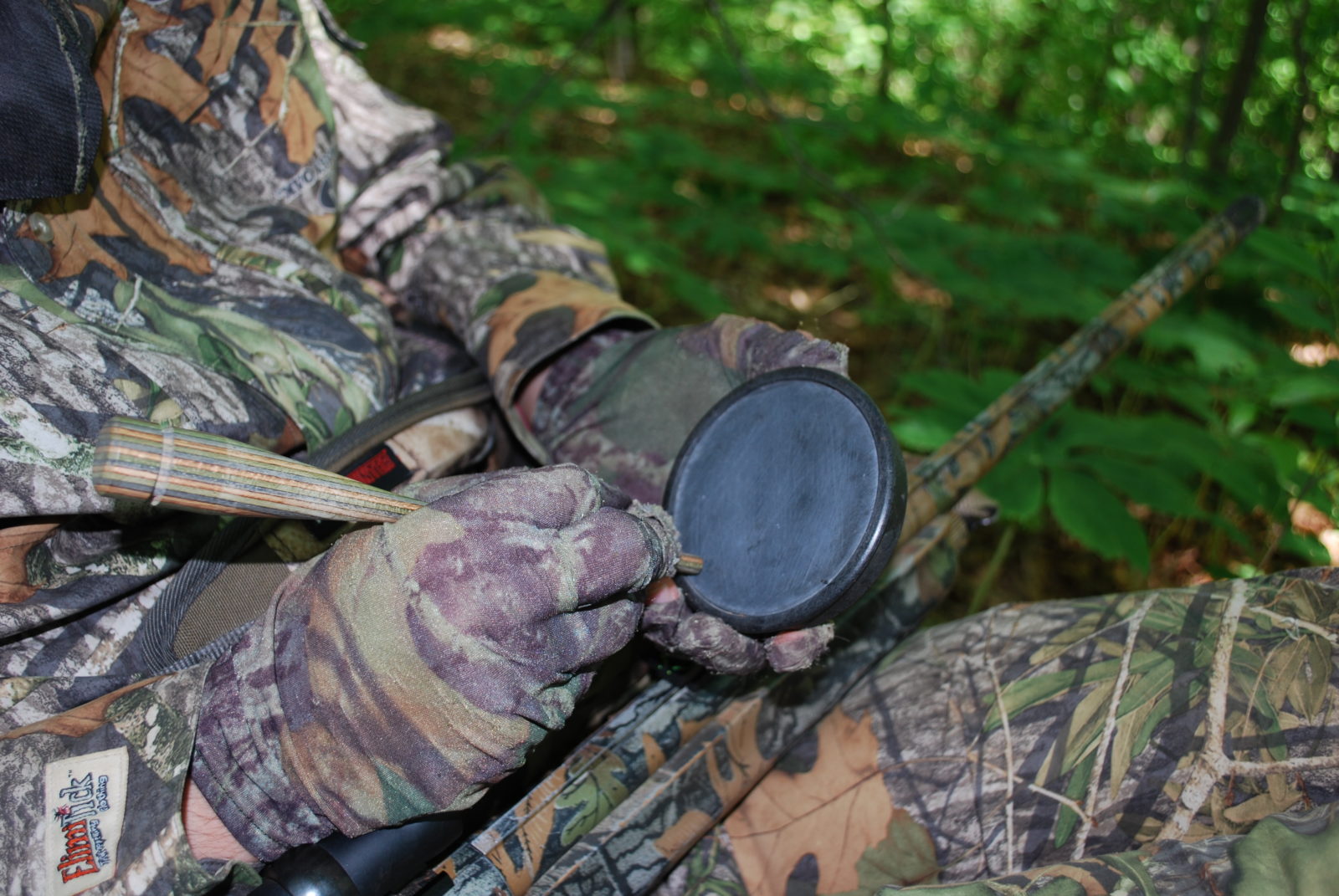 Image d'un chasseur utilisant un appeau à ardoise pour attirer les dindes vers son emplacement.