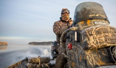 Le véhicule d'un officier de police judiciaire sert de bureau mobile, avec accès aux informations relatives aux permis de conduire et à d'autres dossiers.