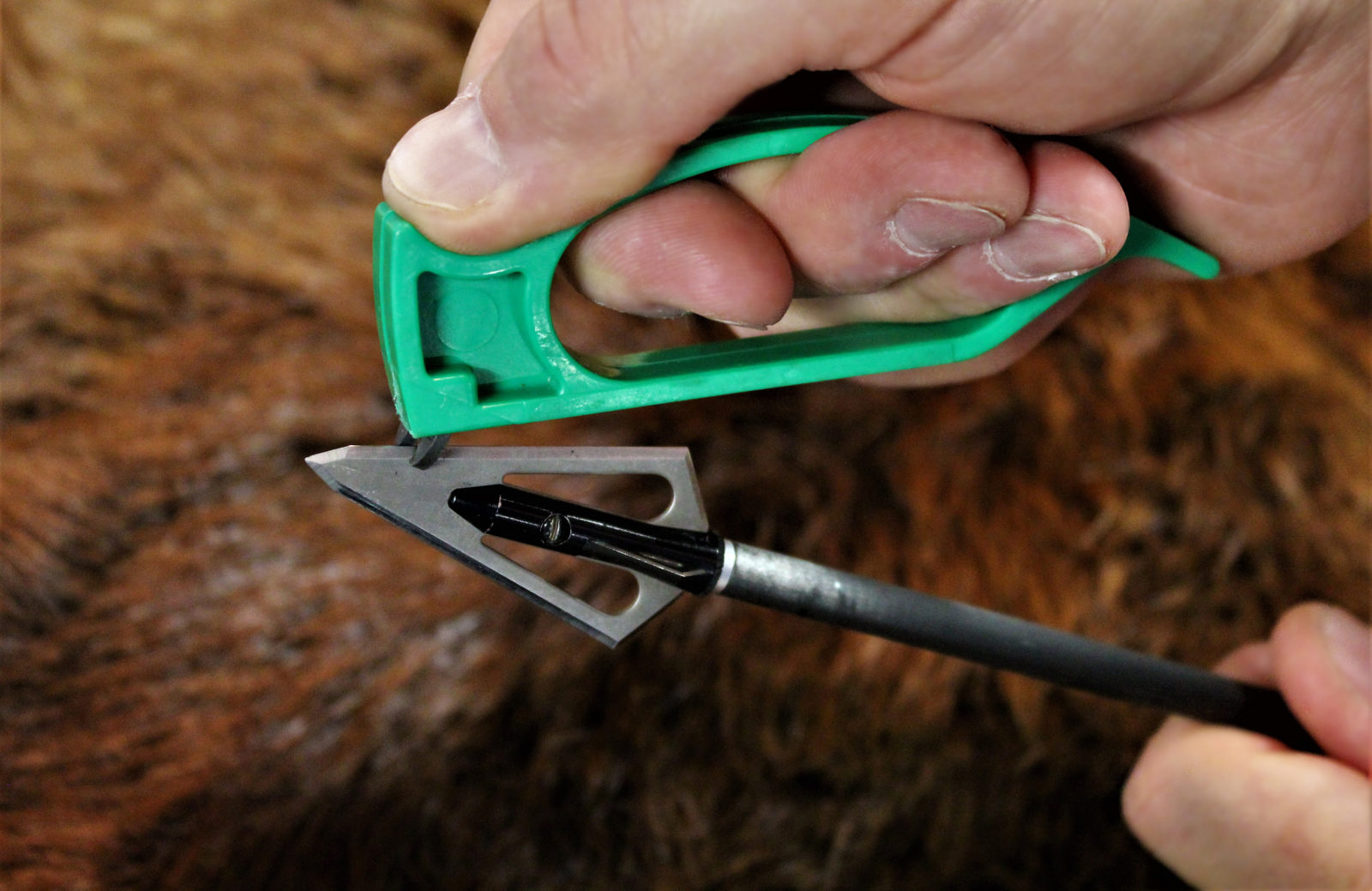 Image d'une pointe de flèche en train d'être aiguisée