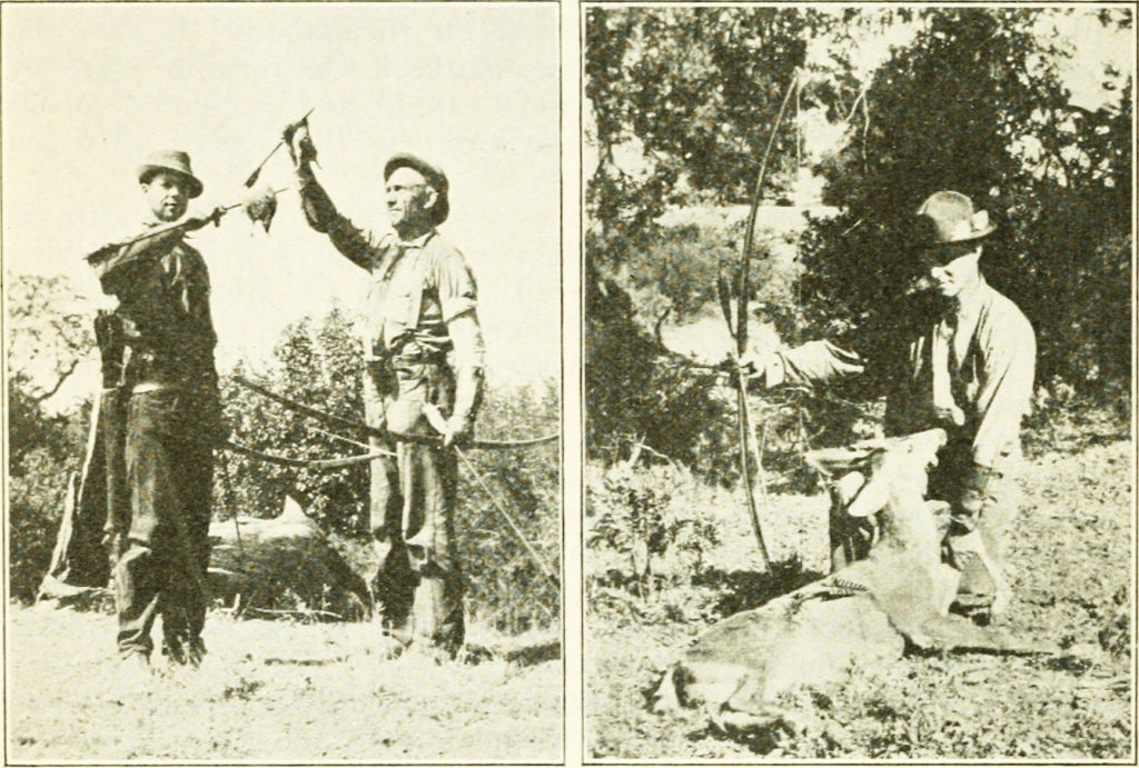 Une vieille image en noir et blanc de deux stylos, d'un côté ils tiennent des arcs et des flèches, de l'autre un homme est représenté avec un cerf mort.
