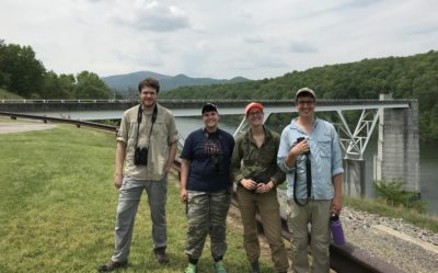 L'équipe du VCU sur le site de la paruline à ailes dorées. Photo de Jessie Reese.