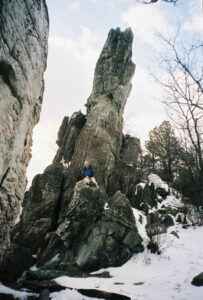 Image d'une flèche de rochers enneigés au sommet d'une montagne