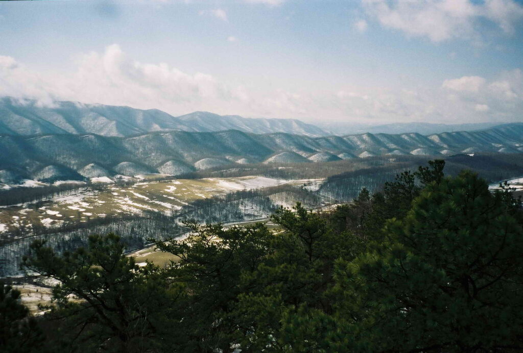 Image d'une chaîne de montagnes prise depuis le sommet d'une montagne