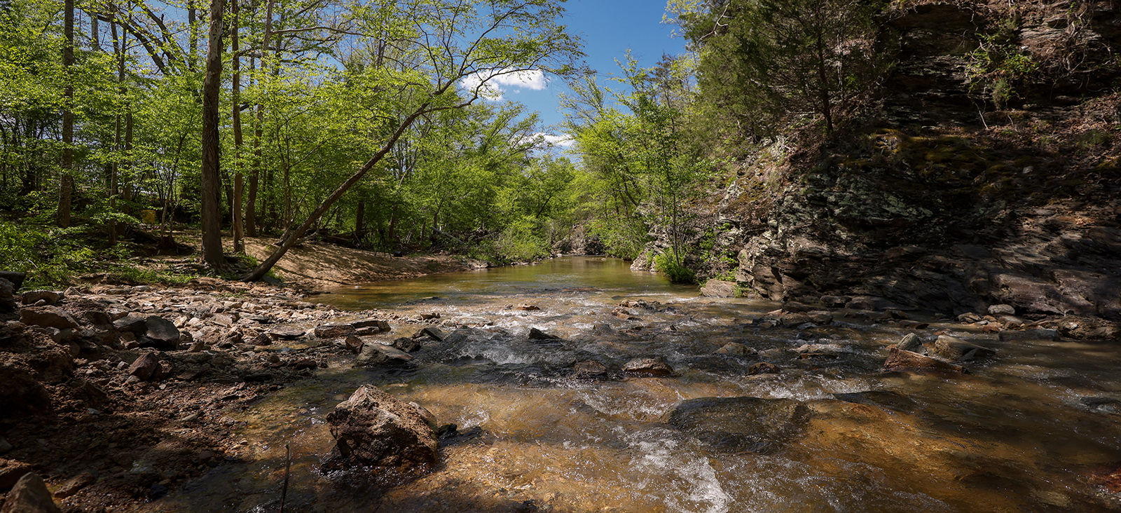 Photo d'une rivière s'écoulant librement sur des rochers.