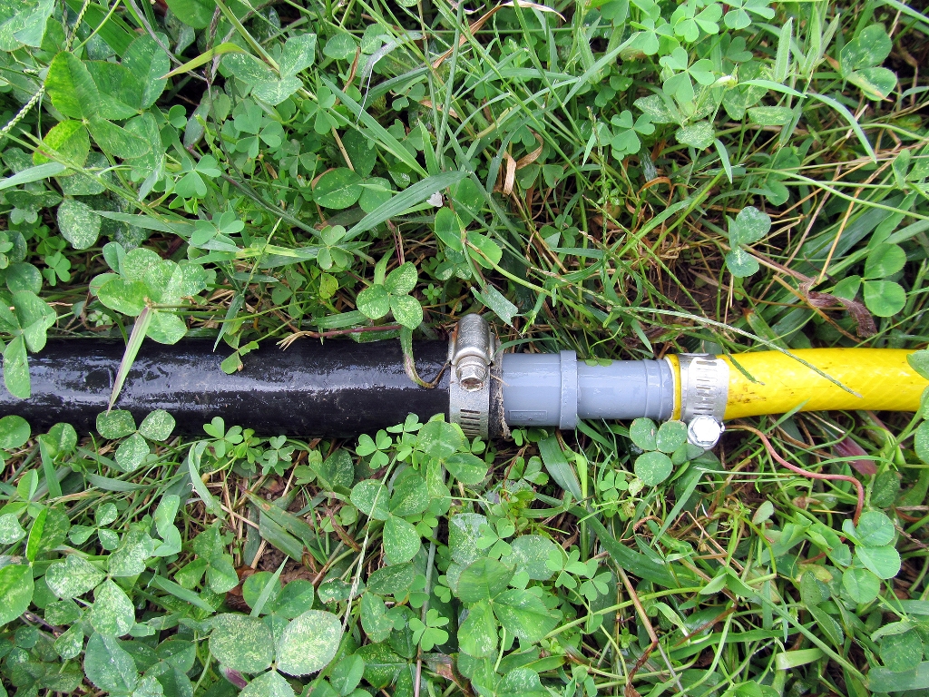 Image d'un arroseur dans l'herbe