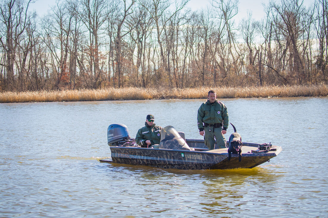 K9 Bailey en action sur l'eau avec le CPO James Patrillo (à droite) et le CPO principal Wes Billings.