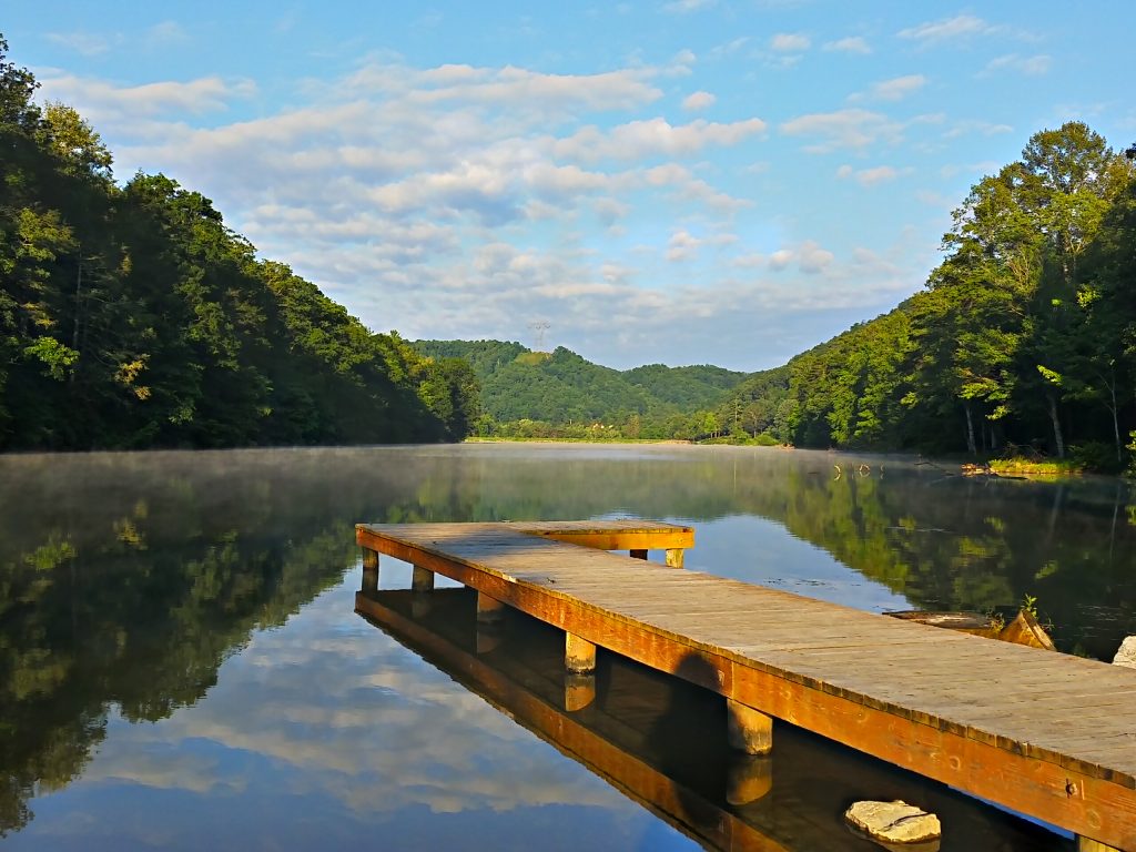 Image d'un étang et d'un quai en bois au Hungry mother state park