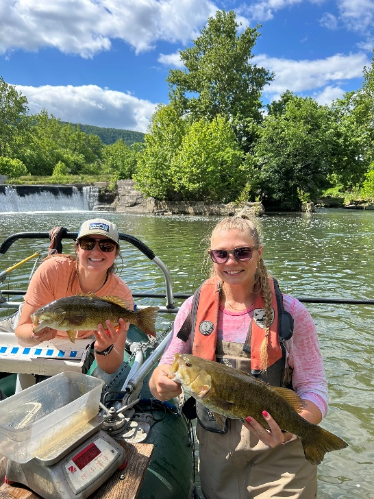 Deux pêcheurs sur un bateau transportant des poissons sur la North Fork Shenandoah River.