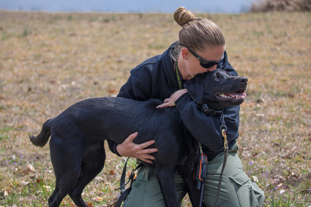 CPO Bonne Braziel et Grace assis ensemble dans un champ