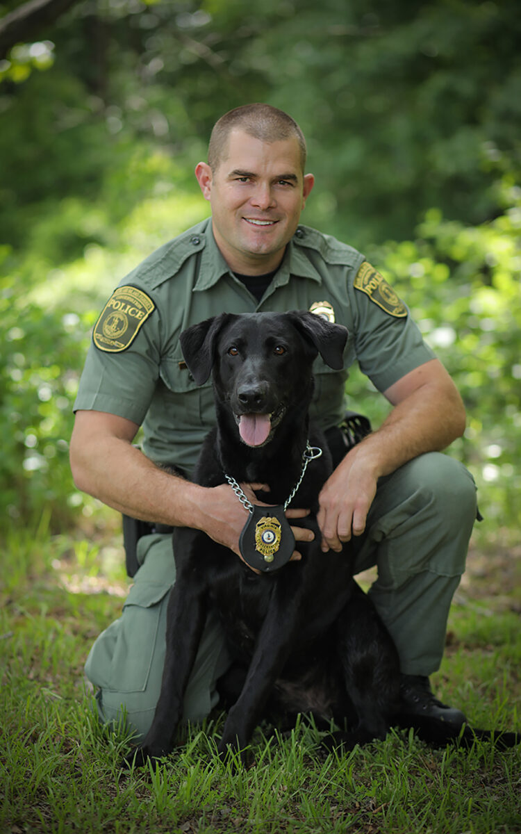 Une image de Wayne Billhimer et de son agent K9 à la retraite, un labrador noir nommé Justice.