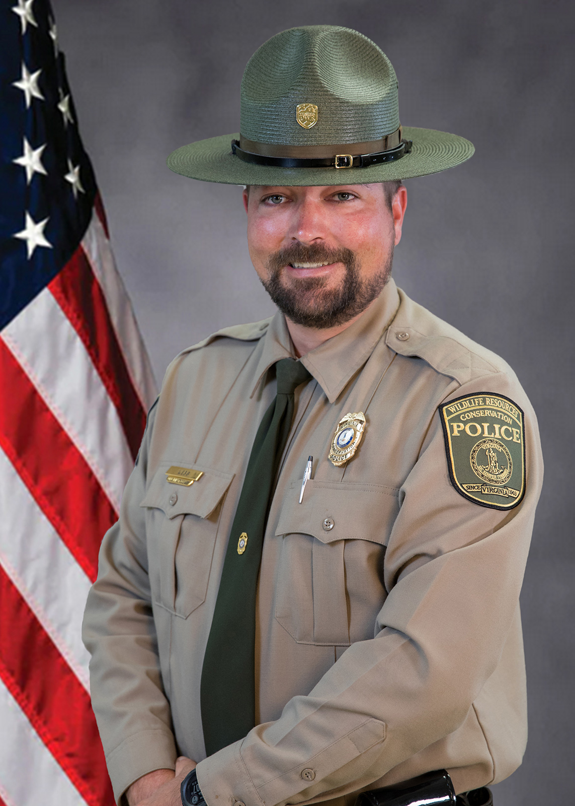 Une photo d'un agent de la police de la conservation en uniforme.