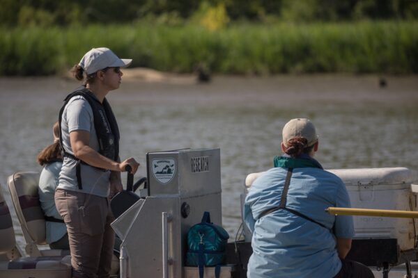 Une image de deux femmes sur le bateau de pêche électrique à la barre du navire
