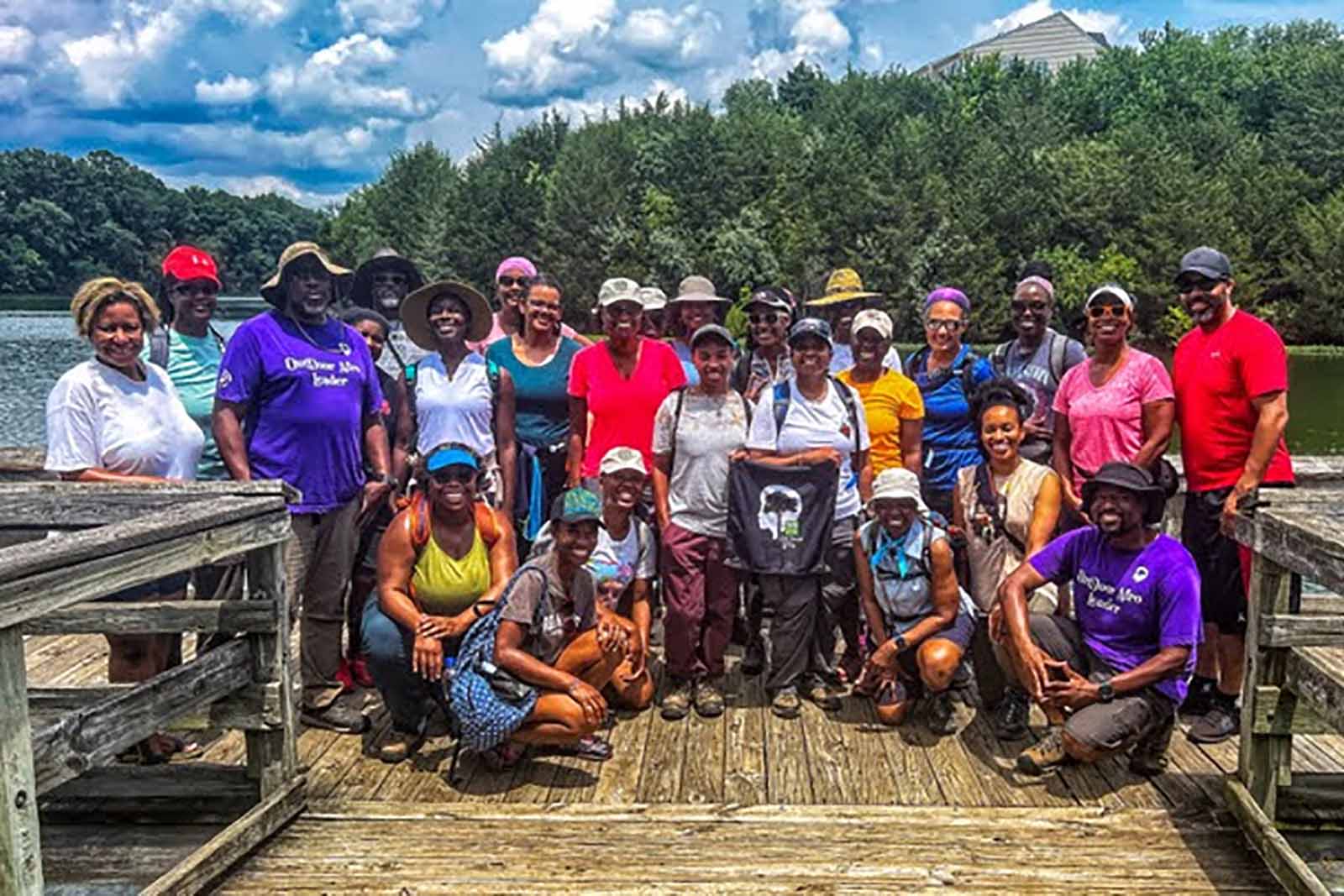 Photo de groupe de personnes sur un quai de pêche