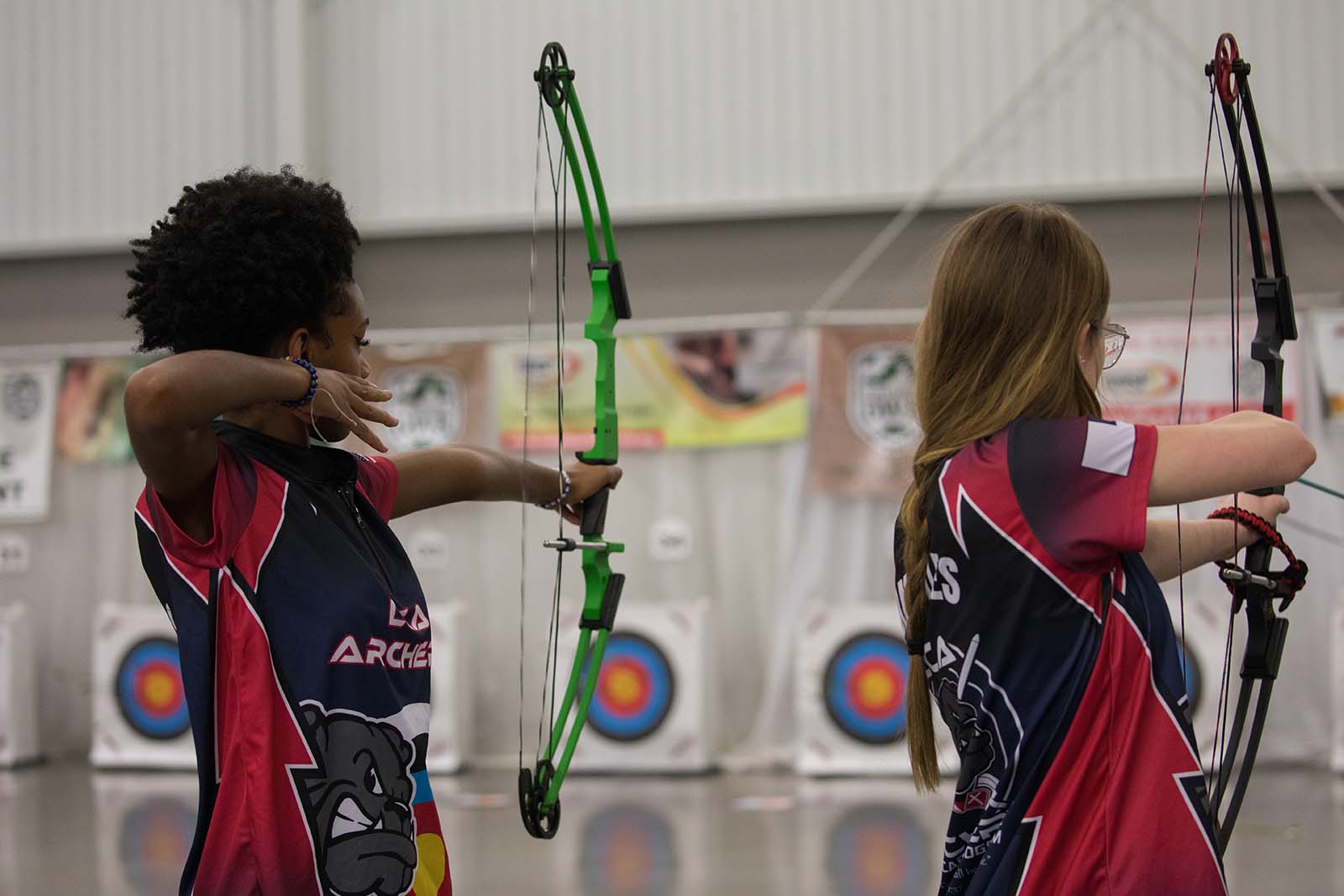 Deux jeunes archers tirant des flèches sur des cibles lors d'un tournoi