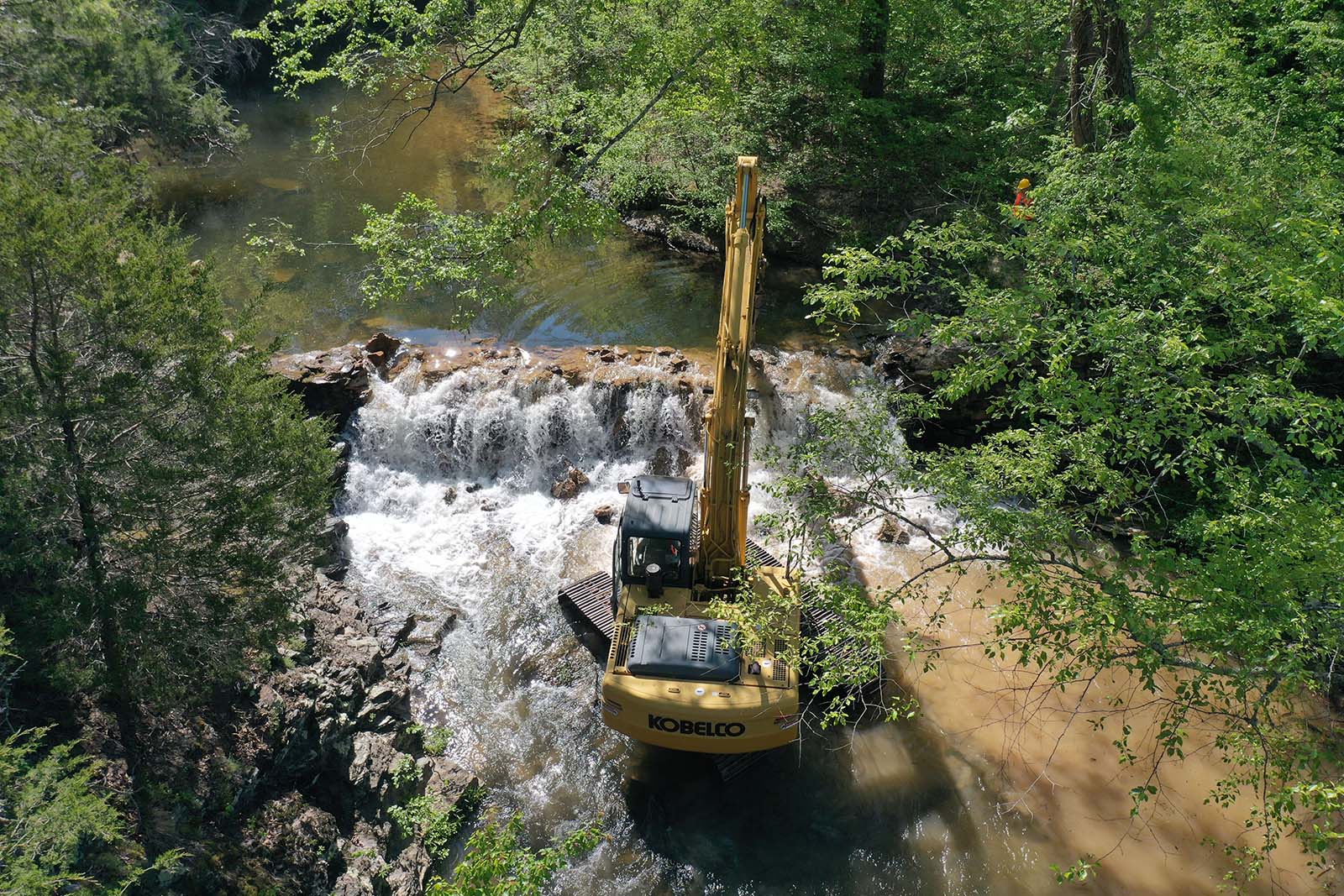 Une pelleteuse travaillant à l'enlèvement d'un barrage