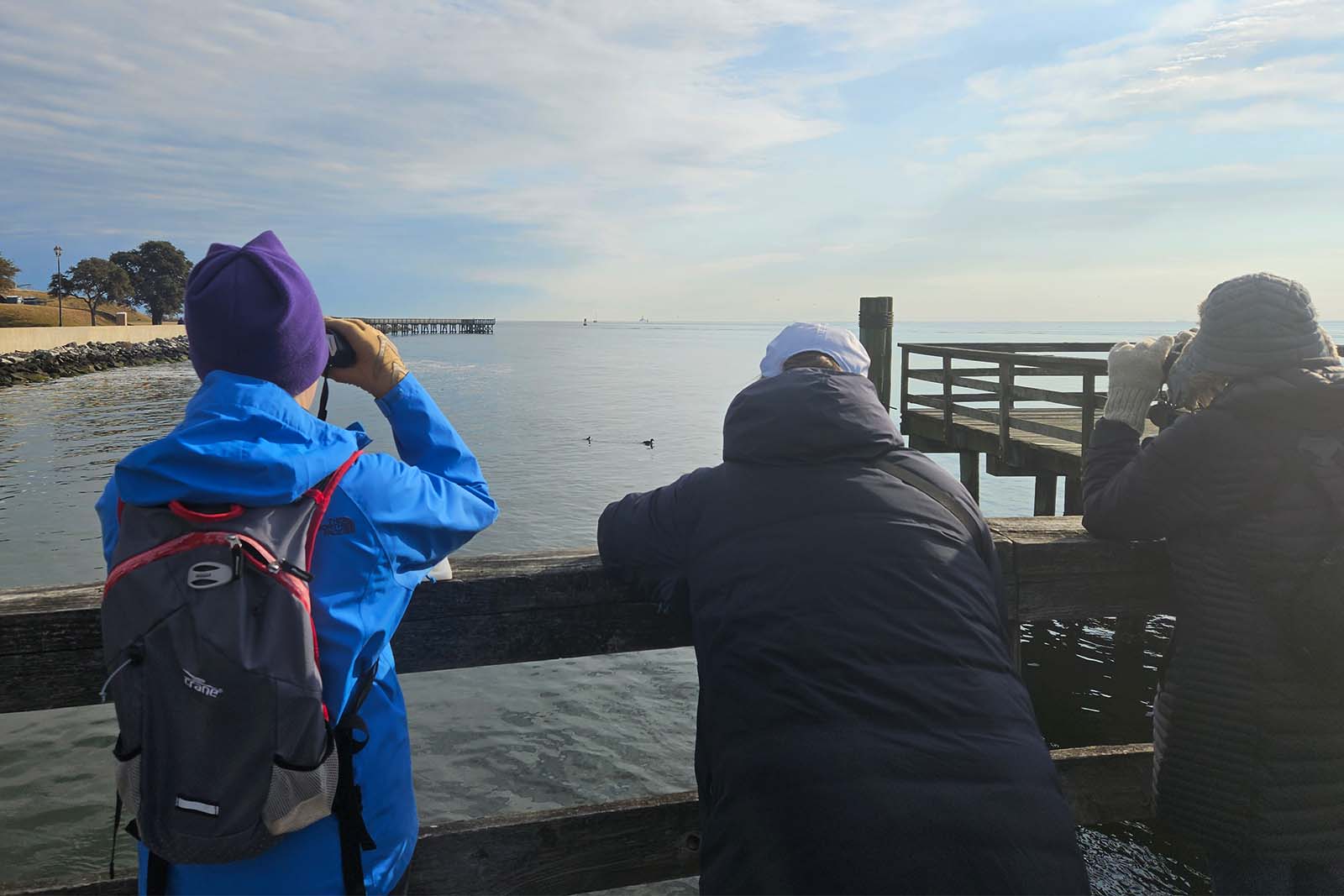Une personne avec des jumelles regardant l'eau