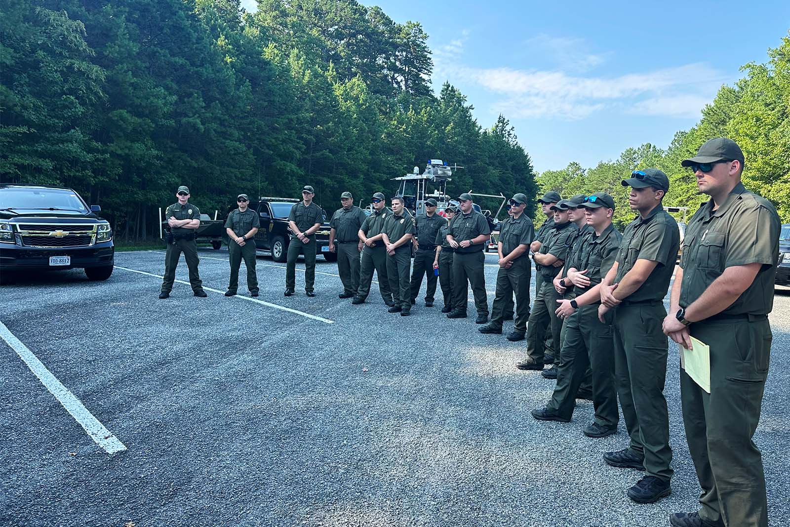 Les recrues du CPO se tiennent à l'extérieur