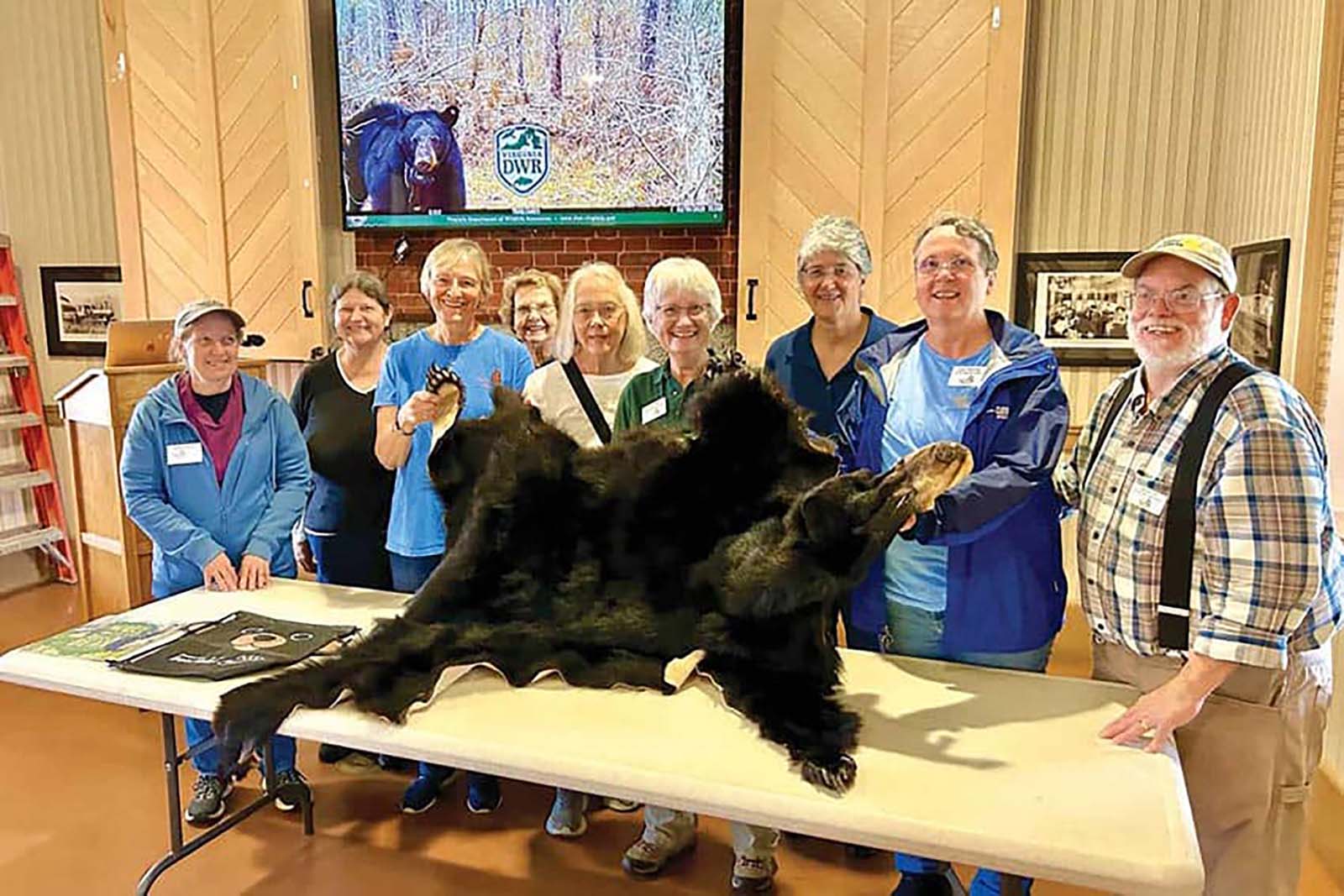 Une personne parle d'ours avec une autre personne