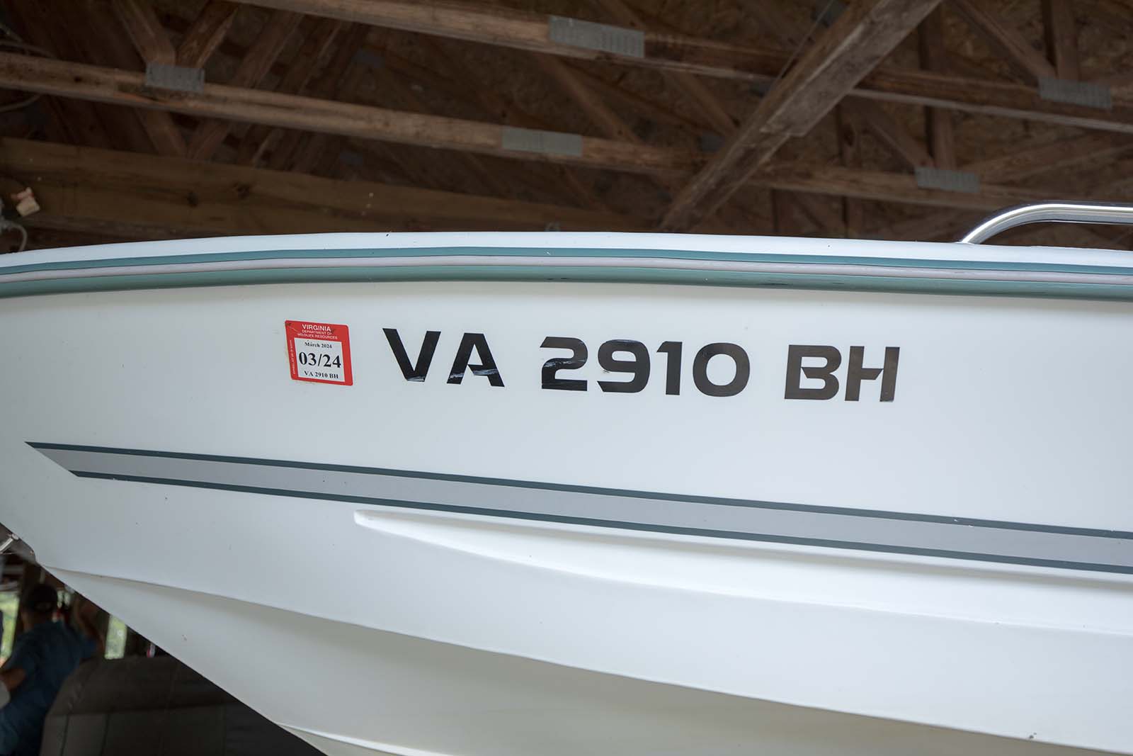 La coque d'un bateau portant des numéros d'immatriculation