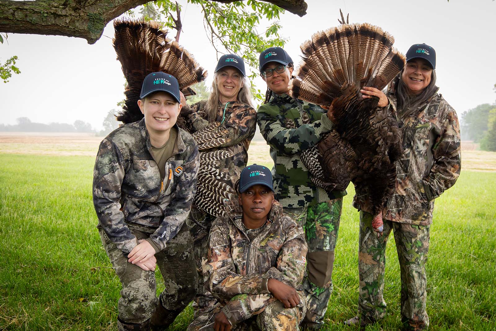 Un groupe de chasseurs de dindes avec leurs récoltes