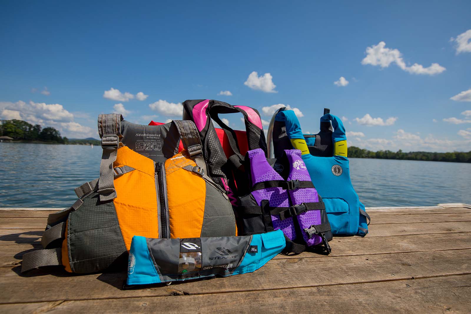 Une collection de gilets de sauvetage