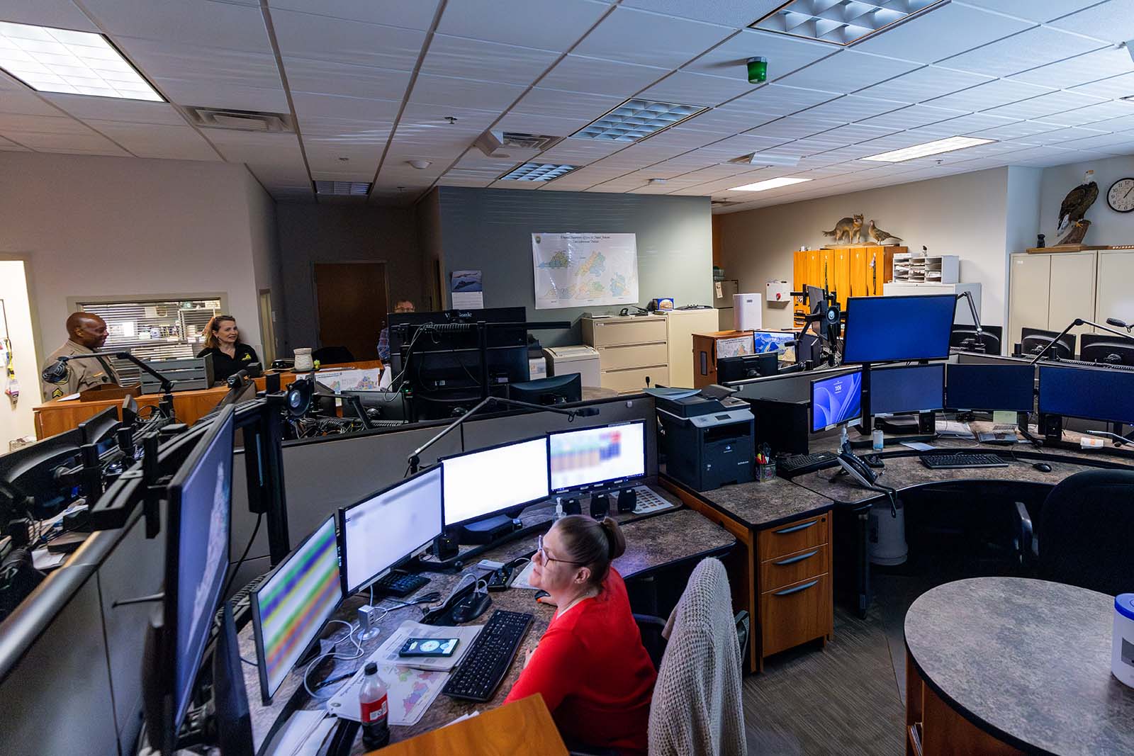 Un dispatcheur travaillant au centre de communication de l'application de la loi du DWR