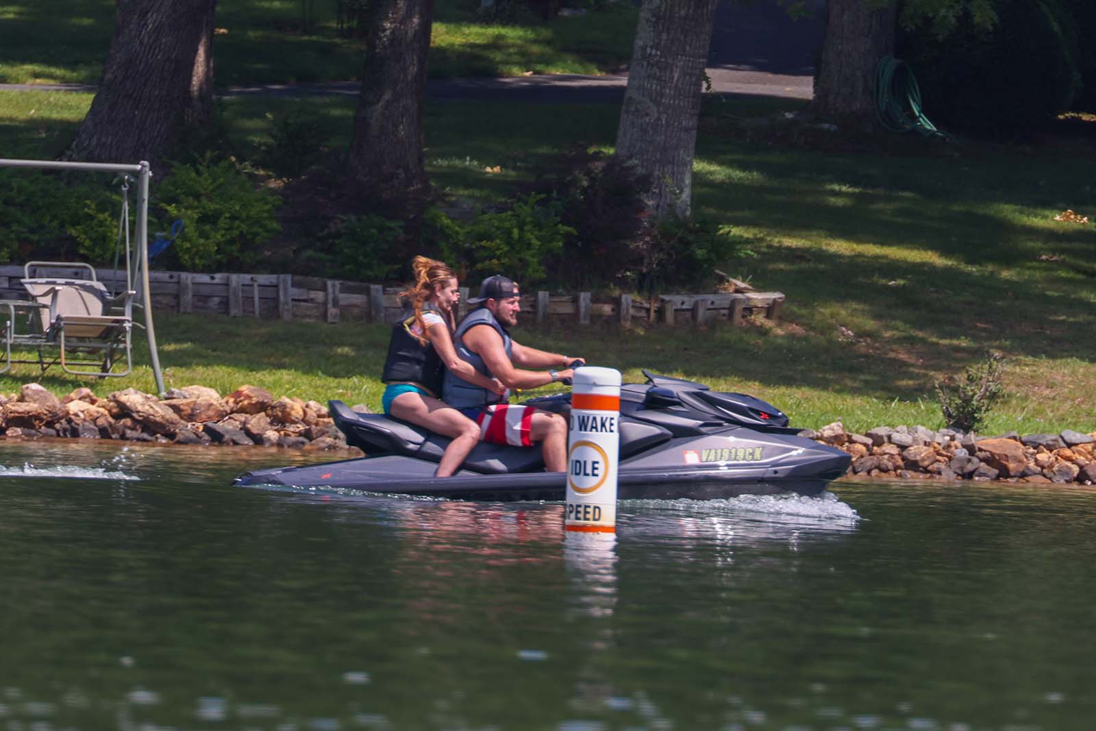 Deux personnes sur un véhicule nautique à moteur