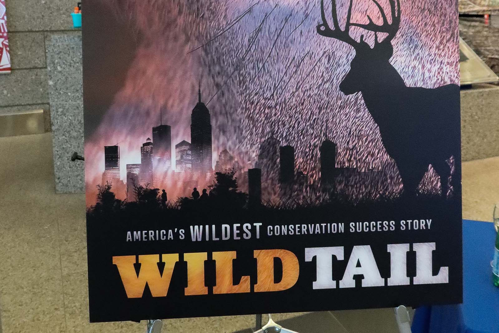 Une affiche montrant une silhouette de cerf sur fond d'horizon urbain