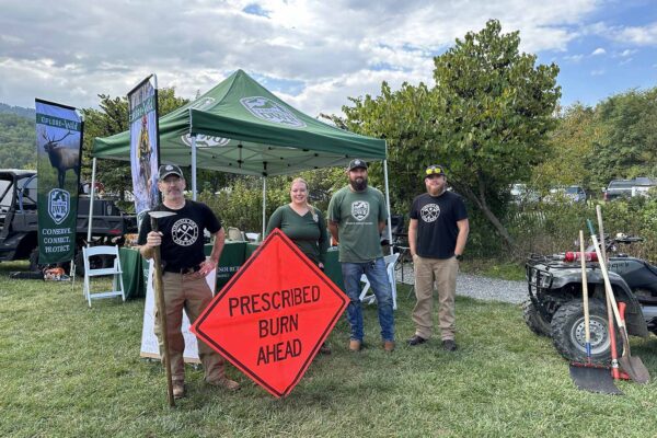 Des employés du DWR dans une tente d'information