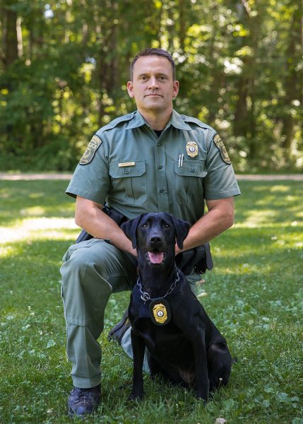 Le CPO Jim Patrillo et K9 le labrador noir Bailey