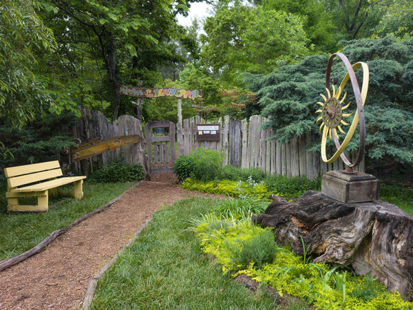 Une image du sentier de jeux pour enfants au centre de la nature de Boxerwood
