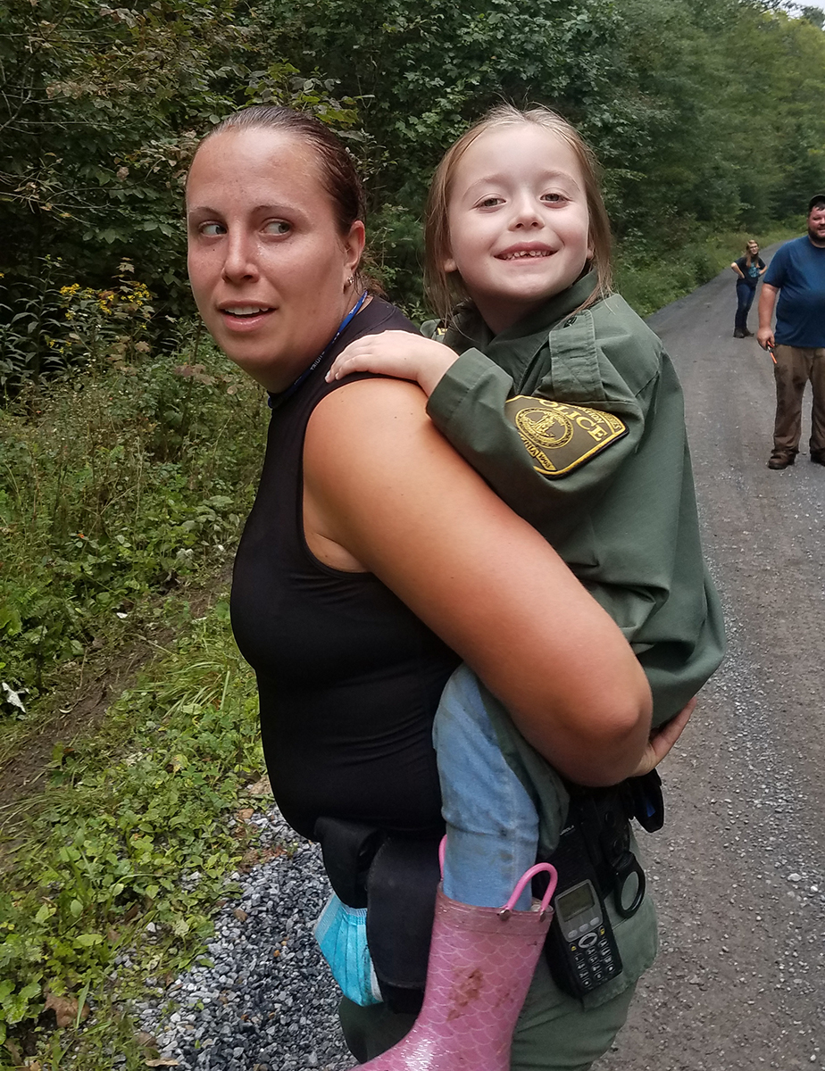 L'officier supérieur Beth McGuire et la jeune fille qu'elle a aidée à sortir des bois.