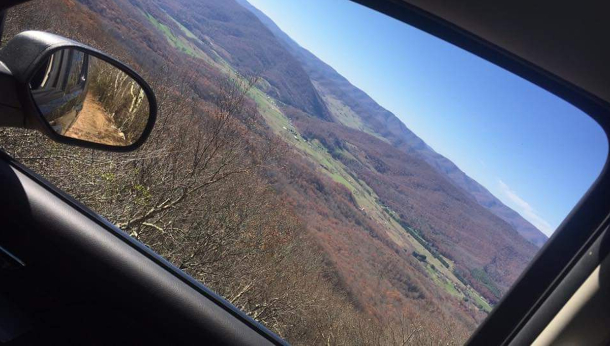 La vue de Beth McGuire par la fenêtre de sa voiture.