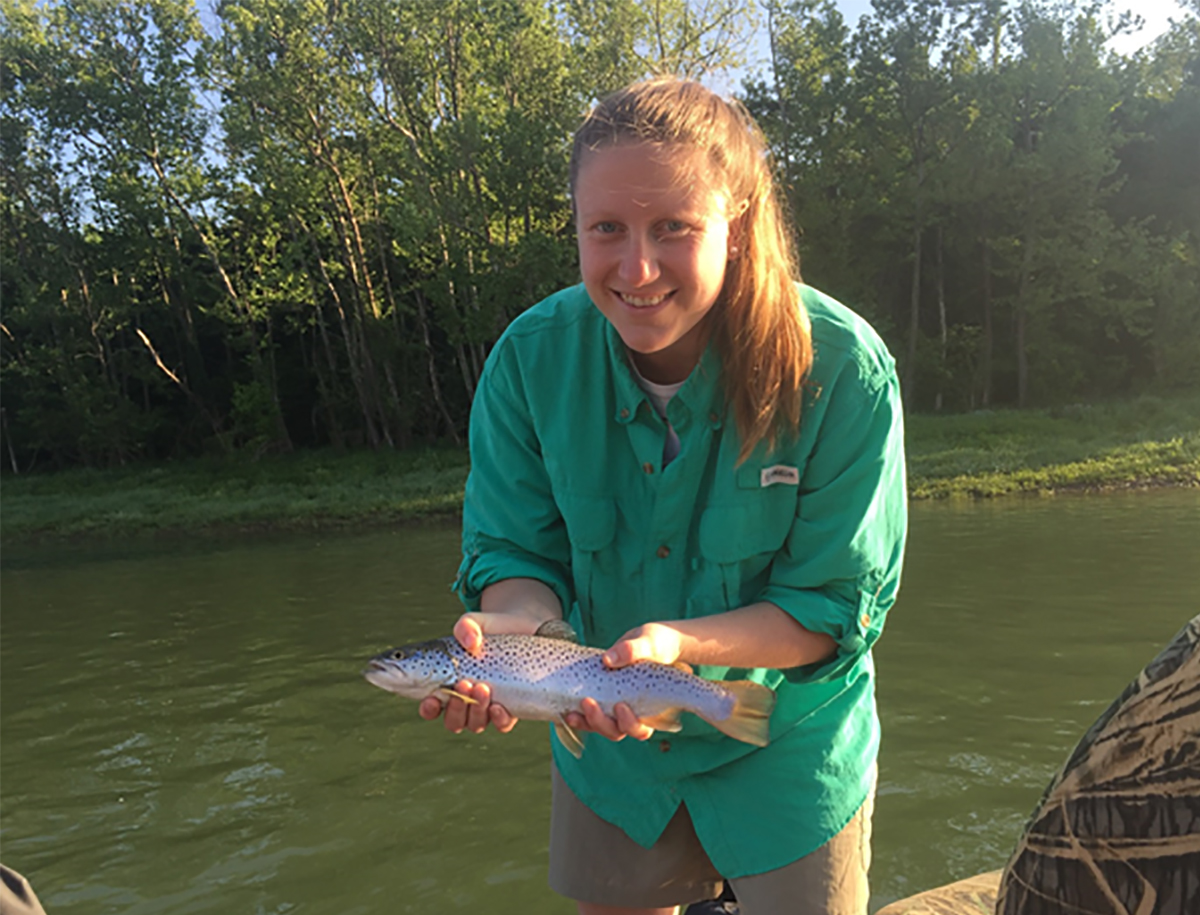 Bonnie Braziel, officier de police judiciaire, tient un poisson qu'elle a attrapé.