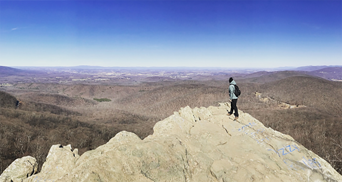 Bonnie Braziel sur le rocher Humpback dans les Blue Ridge Mountains. 