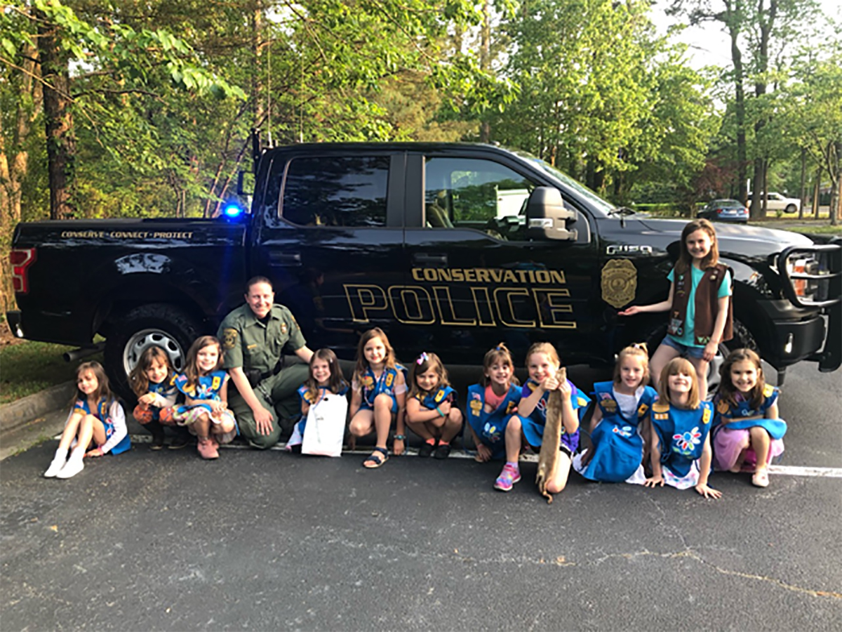 Bonnie Braziel (quatrième en partant de la gauche) rencontre une troupe de scouts. Avec l'aimable autorisation de Bonnie Braziel