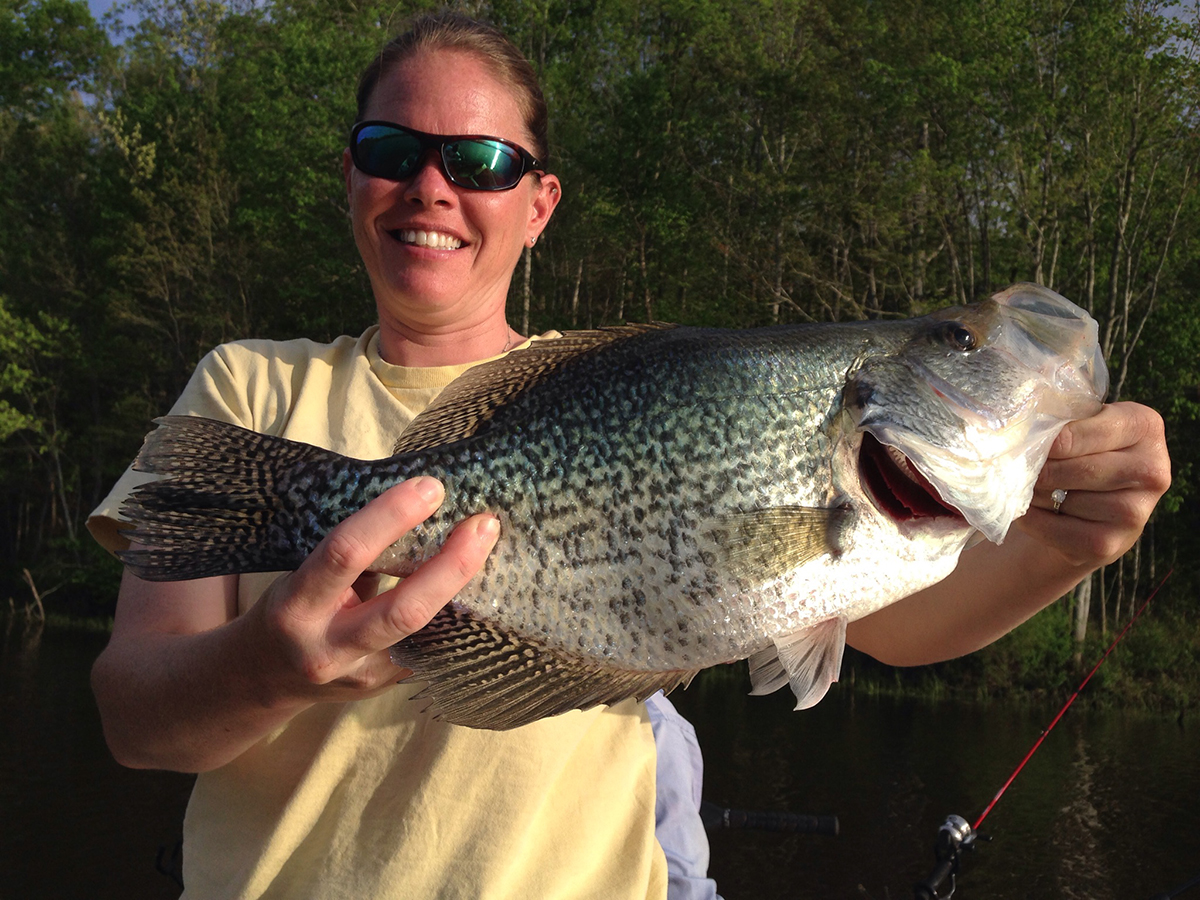 Le sergent Jessica Whirley tenant un poisson qu'elle a attrapé