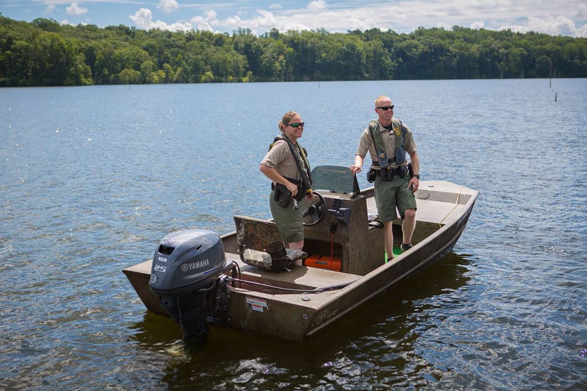 Le sergent Jessica Whirley en patrouille dans un bateau de police