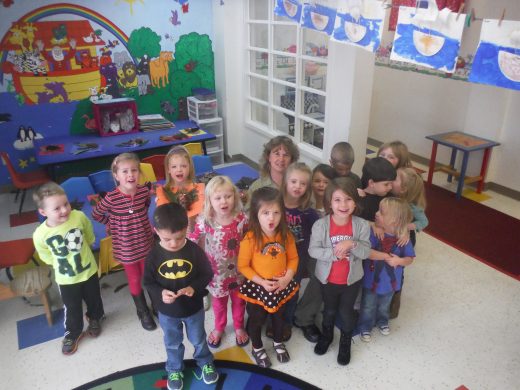 Une image de Tanya dans une salle de classe avec une multitude d'élèves