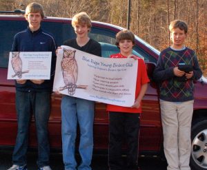 Une image des jeunes présentant leur matériel lors de la première présentation du club.