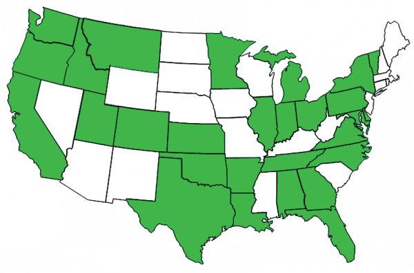 Une image représentant les États 28 qui ont signalé des attaques de cerfs captifs ou en liberté contre des personnes entre 1988 et 2020; ces États sont la Californie, l'Oregon, l'État de Washington, l'Idaho, le Montana, l'Utah, le Wyoming, le Kansas, l'Oklahoma, le Texas, la Louisiane, l'Arkansas, le Minnesota, le Michigan, l'Ohio, l'Indiana, le Tennessee, l'Alabama, la Géorgie, la Floride, la Caroline du Nord, la Virginie, le Maryland, le Delaware, la Pennsylvanie, l'État de New York, le Vermont, et le New Jersey. 