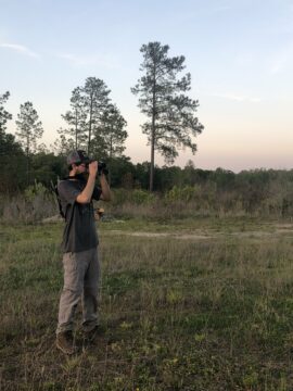 Drew Chaney regardant à travers des jumelles