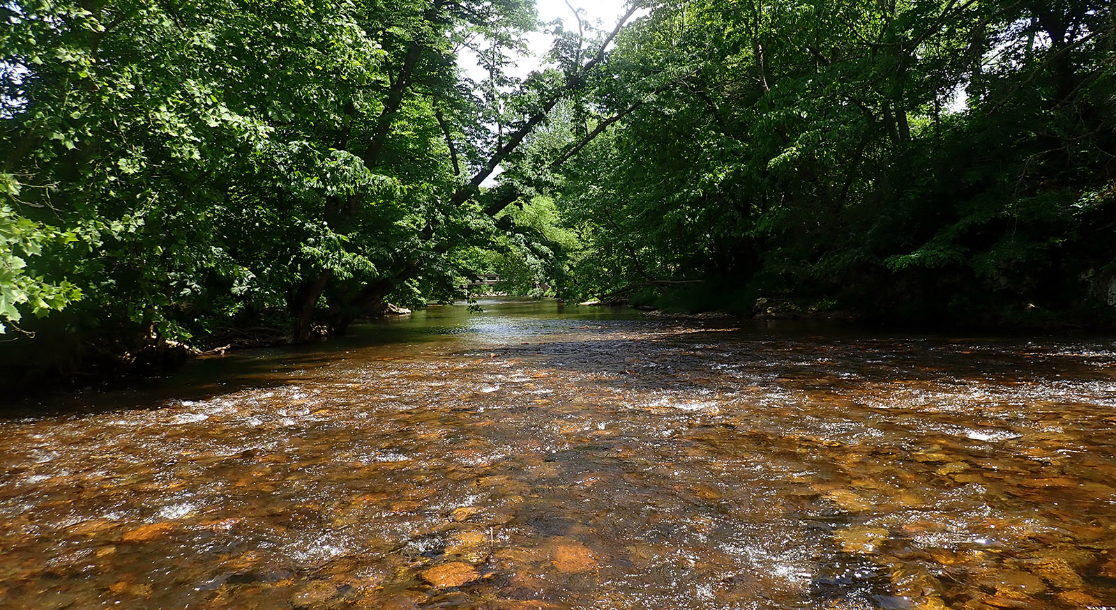 Un courant rapide de roches rougeâtres