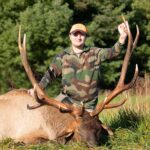 Un homme pose avec un élan tué à 8.