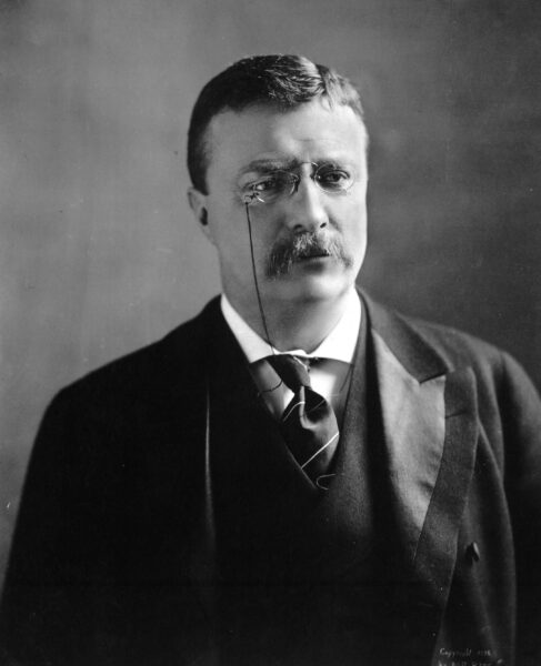 Photo en noir et blanc de l'ancien président Theodore Roosevelt