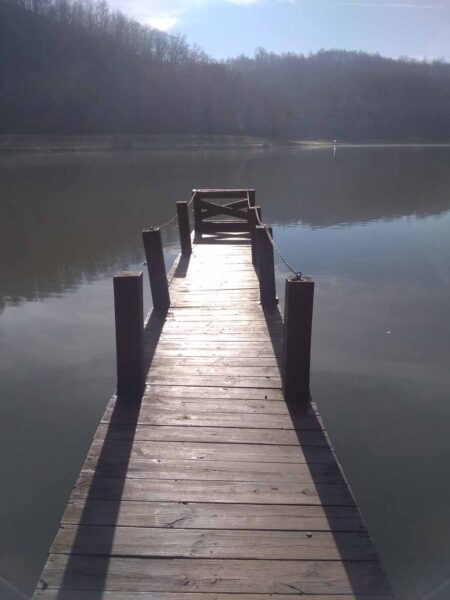Une jetée s'avançant dans l'eau.