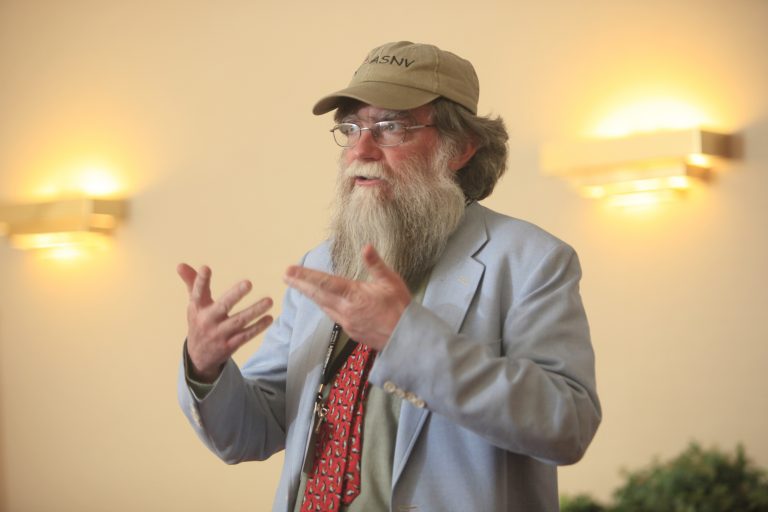 Une image de Fred Atwood s'exprimant lors d'un événement