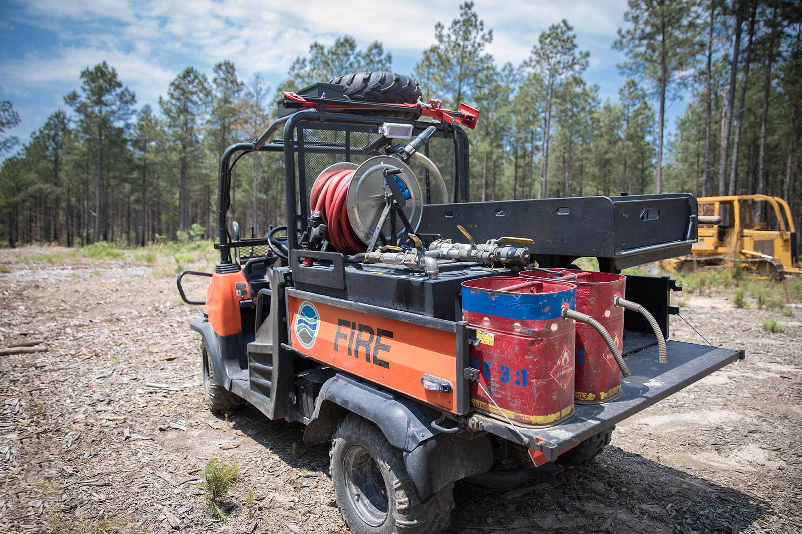 Un véhicule de pompiers du département de la conservation et des loisirs de Virginie est prêt à intervenir avec son équipement.