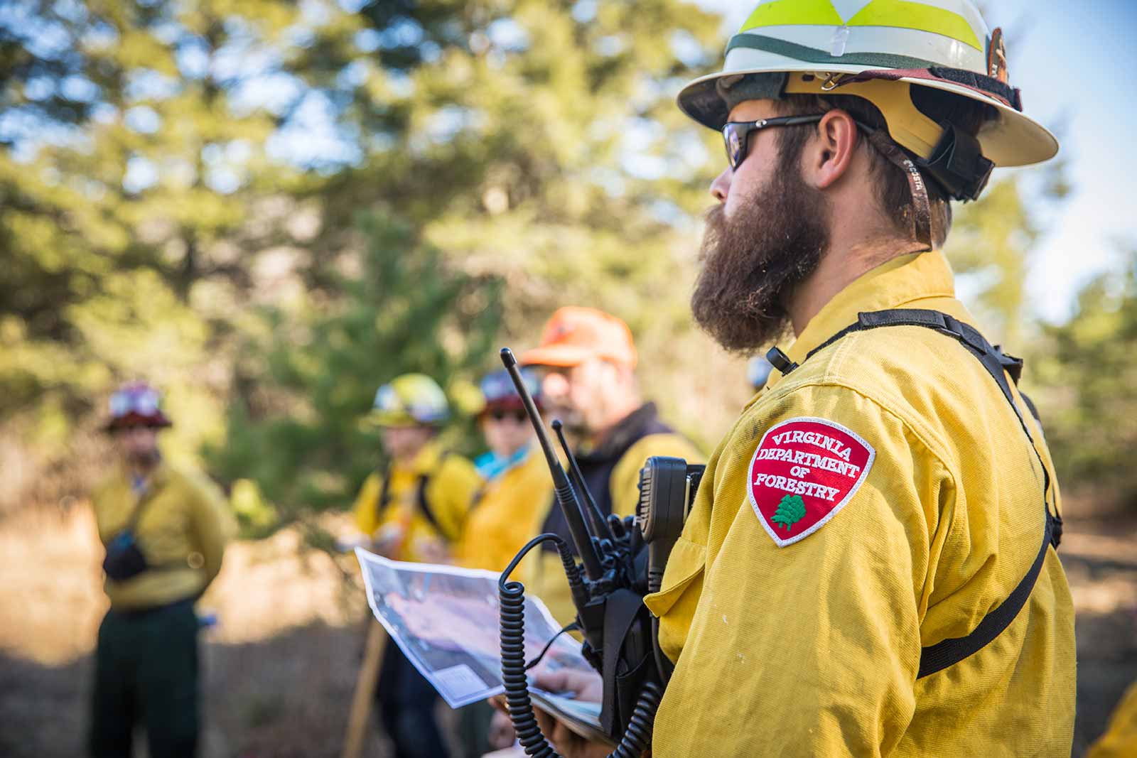 Un membre de l'équipe de pompiers du département des forêts de Virginie assiste à une réunion d'information préalable au brûlage.