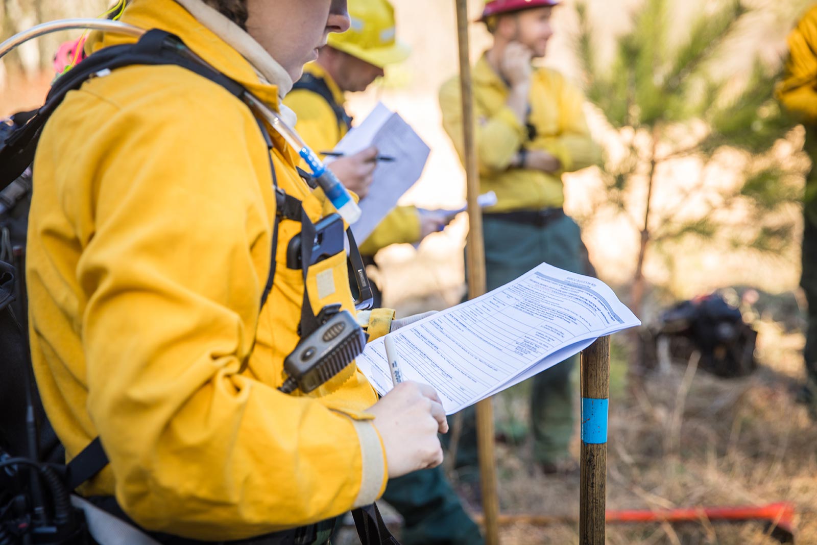 Un membre de l'équipe de pompiers du DWR examine le plan de brûlage dirigé de la journée.